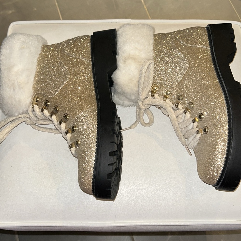 Katy Perry Gold Glitter Ivory Faux Fur Boots EUC sz 7 - Picture 3 of 8